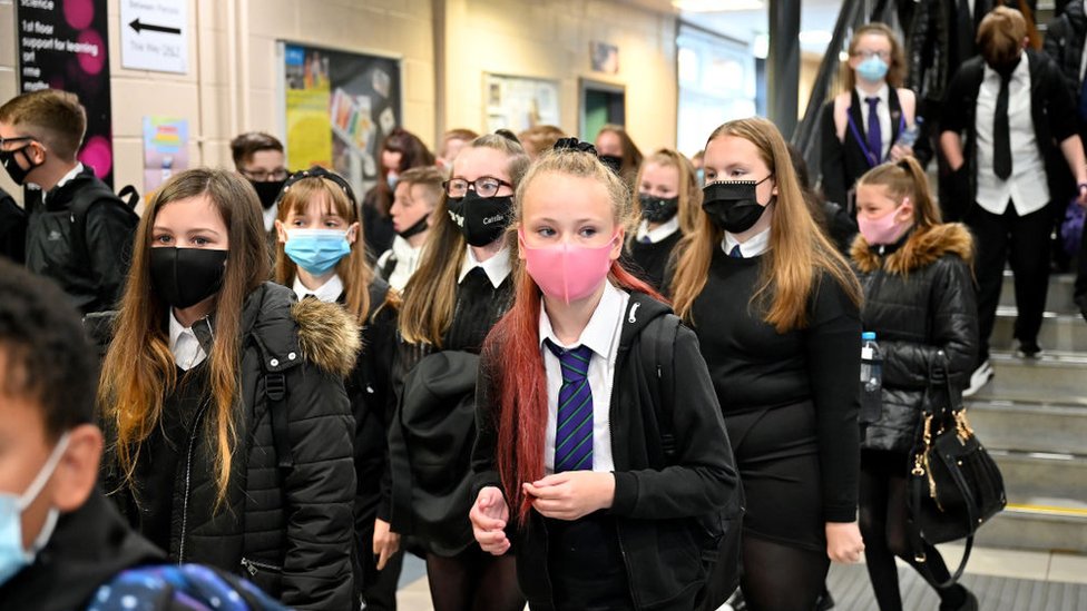 Ученик в Rosshall Academy носит маскировку, поскольку это становится обязательным в коридорах и общественных местах 31 августа 2020 года в Глазго, Шотландия
