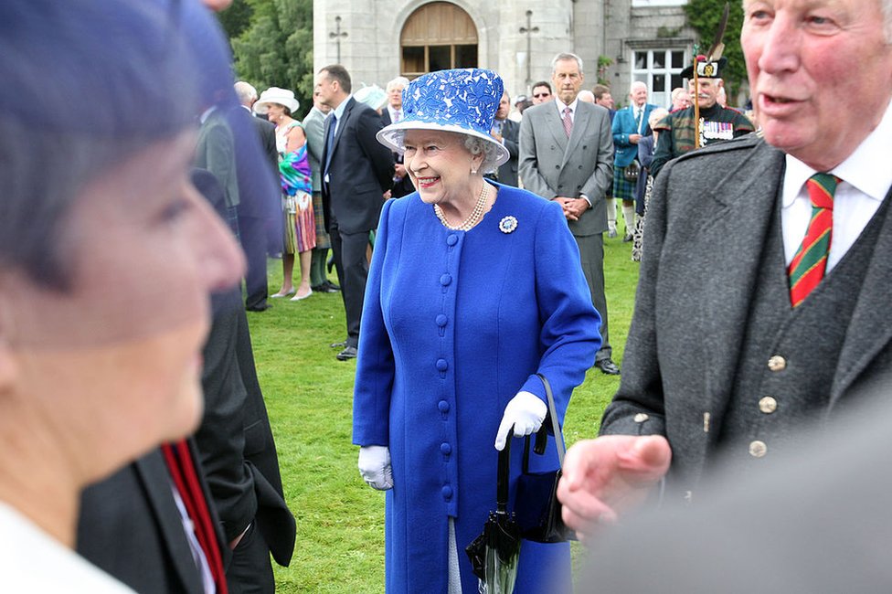 Kraljica na zabavi u vrtu dvorca Balmoral 2012. godine