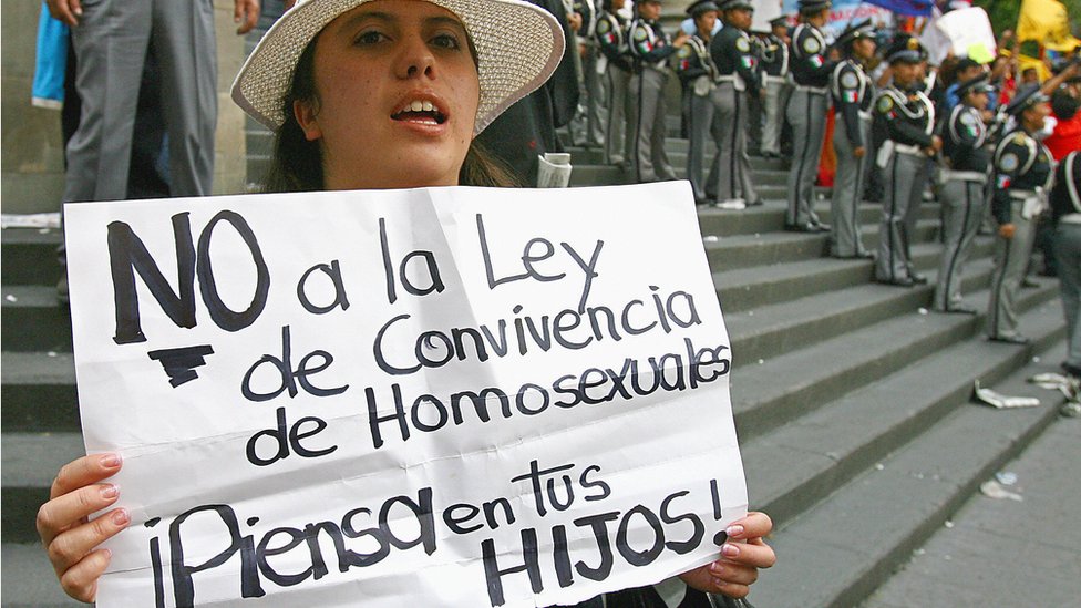 En muchos lugares, las personas LGBT siguen siendo mal vistas socialmente. Protesta contra el matrimonio igualitario en Ciudad de México.
