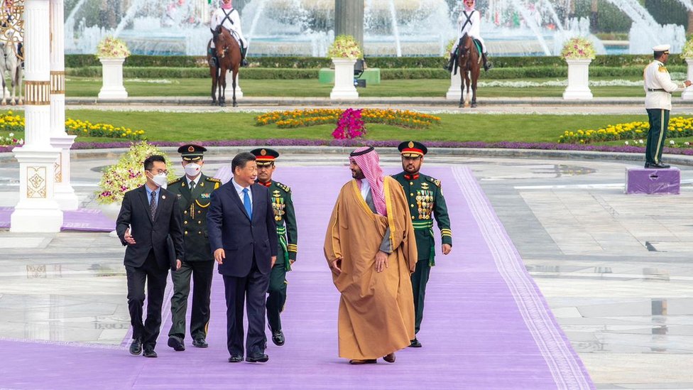 沙特王儲穆罕默德在王宮辦公廳廣場迎接習近平。