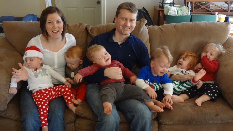 Lauren y Dan Perkins con sus seis hijos.
