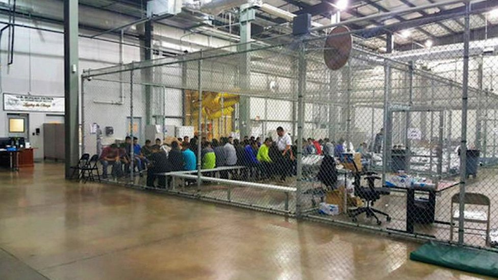 Una jaula gigante llena de inmigrantes procesados en la frontera