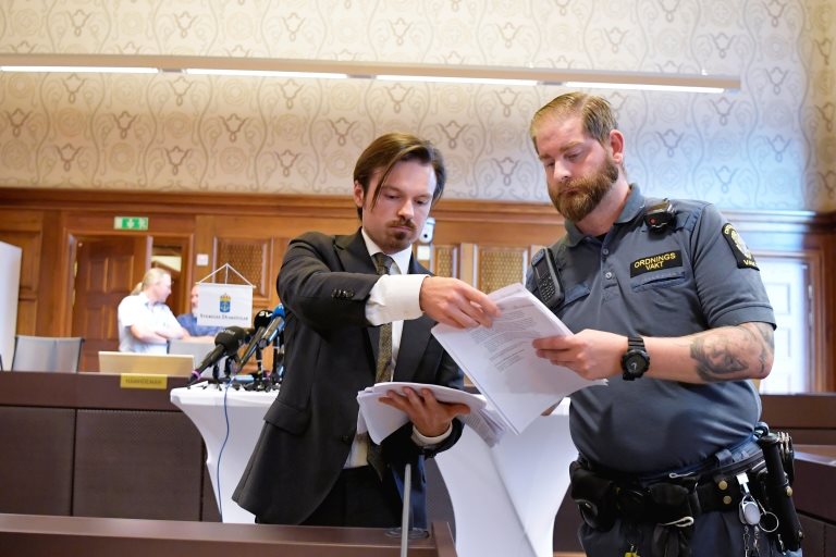 İsveç'te mahkemenin kararını açıkladığı duruşmaya basın büyük ilgi gösterdi