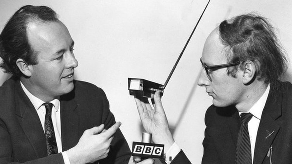 Sinclair bbc radyo kanalında minyatür tv'yi gösteriyor.