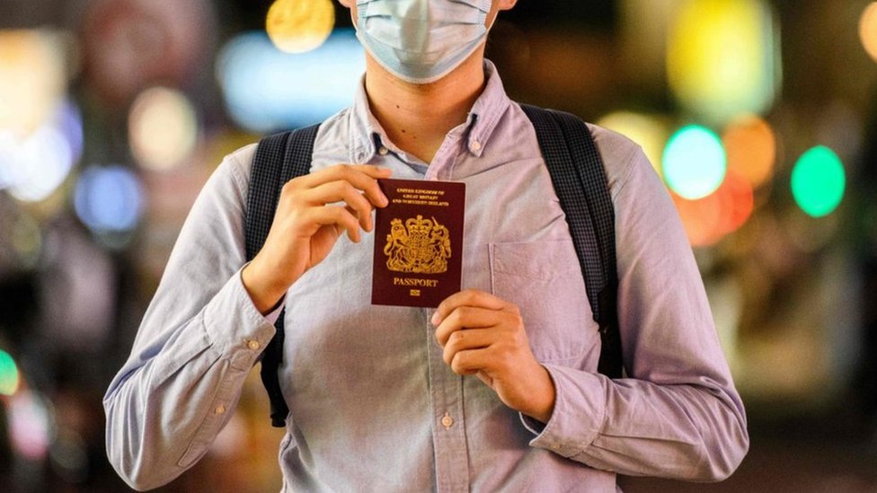 На обрезанных фотографиях президент Гонконга позирует со своим британским (заграничным) паспортом