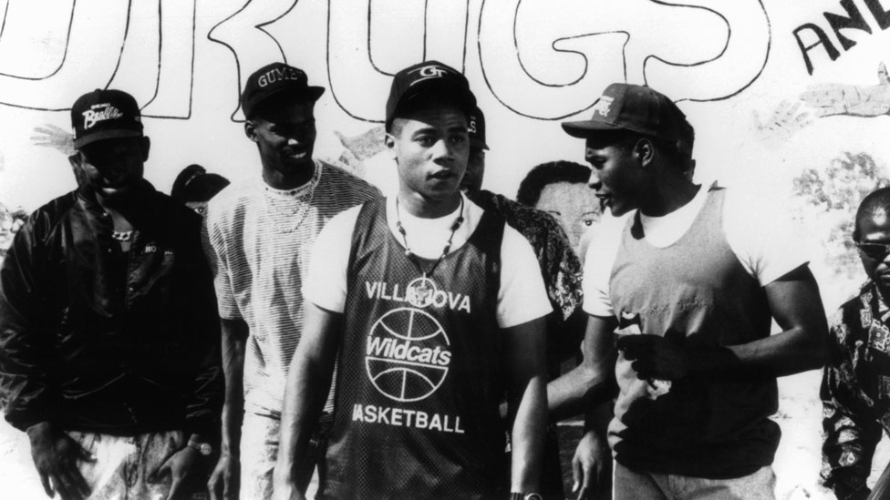 Куба Гудинг-младший (в центре) в кадре из фильма Boyz N The Hood