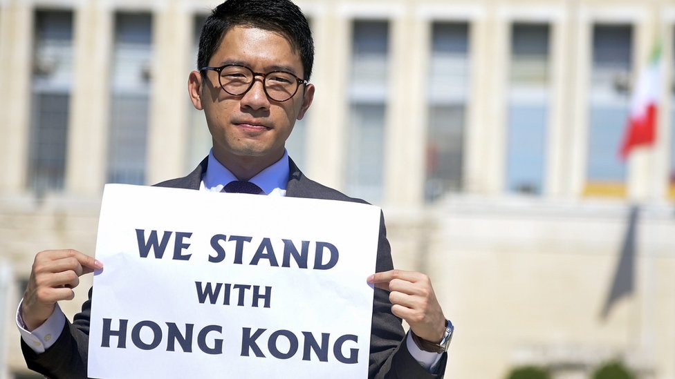 王毅到訪意大利前，香港眾志前主席羅冠聰在意大利外交部大樓前示威，要求歐盟就香港局勢制裁中國。
