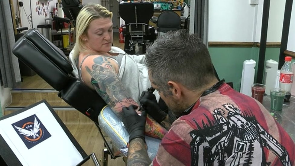 Бронвен Мэтьюз получает еще одну татуировку от художника Ли Клементса