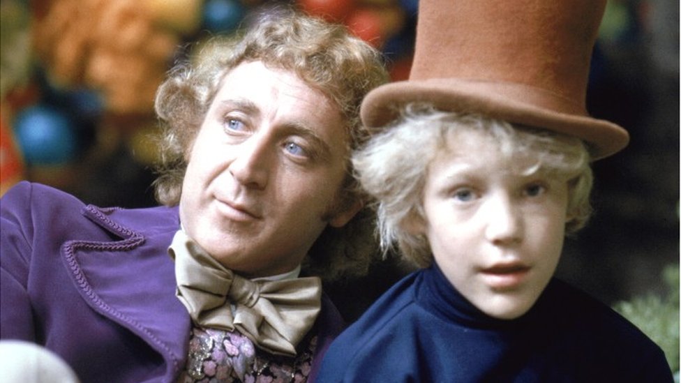 Gene Wilder como Willy Wonka y Peter Ostrum como Charlie Bucket en el set del film Willy Wonka y la Fábrica de Chocolates de 1971.