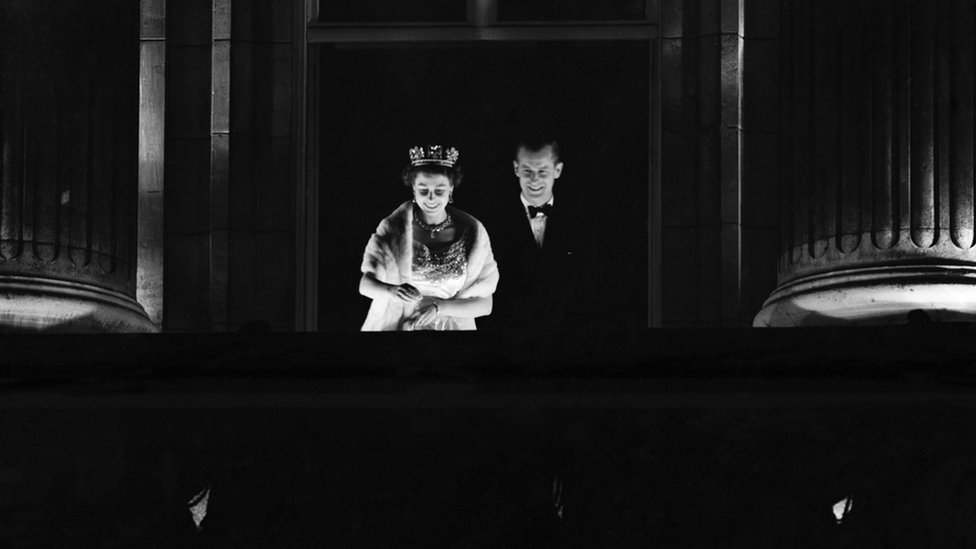 伊麗莎白二世和愛丁堡公爵在白金漢宮陽台