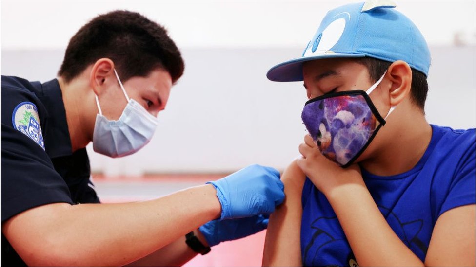 在美國加州，一名醫生給學生注射疫苗。