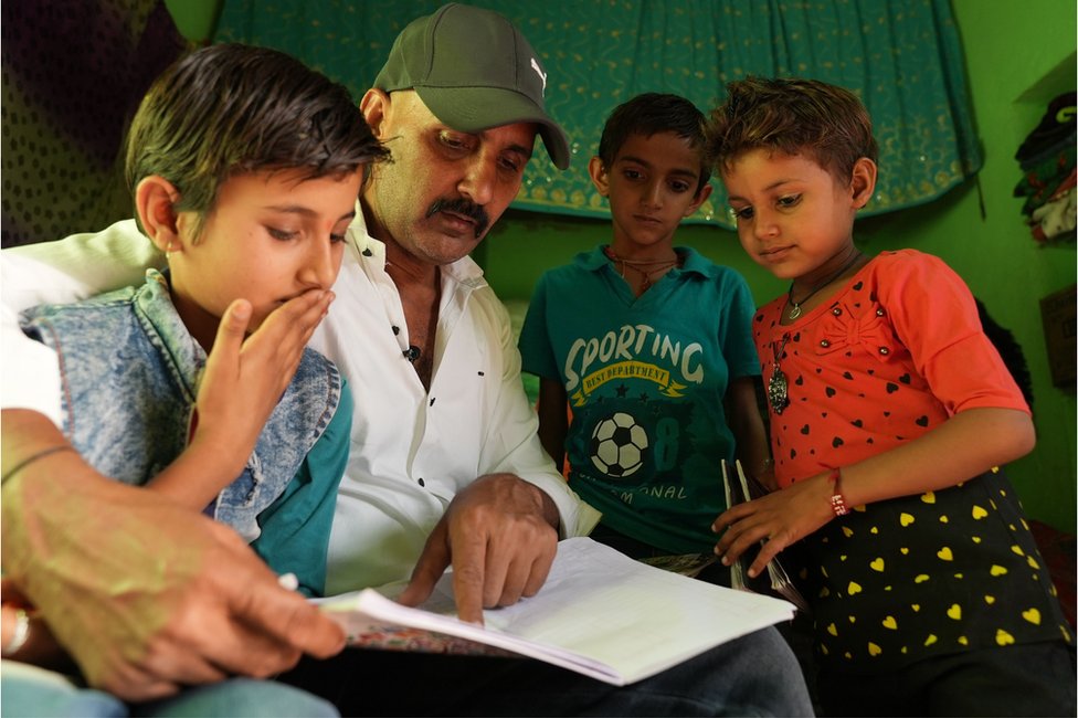 Chaudhary enseñándole inglés a sus sobrinos.