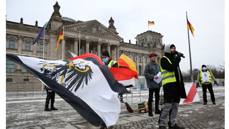 متظاهرون من حركة مواطني الرايخ أمام مبنى البوندستاغ (البرلمان) الأماني في برلين احتجاجا على القيود التي فرضتها السلطات للحد من انتشار فيروس كورونا في 6 فبراير/شباط عام 2021