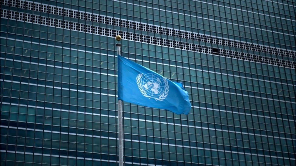 Флаг ООН развевается у ее штаб-квартиры на Манхэттене