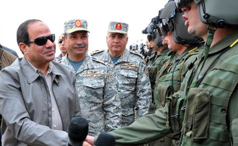Президент Египта Сиси (слева) встретился с пилотами, работающими на военной базе недалеко от границы с Ливией - 18 февраля 2015 г.