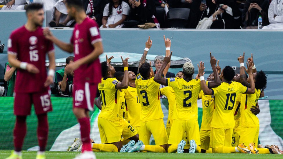 تعقد موقف المنتخب القطري بعد الخسارة أمام الإكوادور في المباراة الافتتاحية