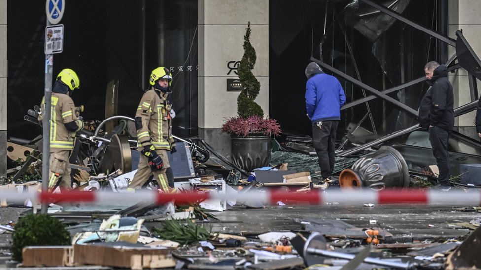 Berlin: Eksplodirao veliki hotelski akvarijum, milion litara vode i 1.500 riba završilo na ulici 4 The hotel after the explosion