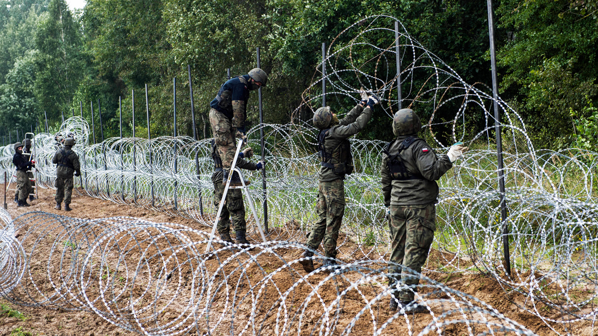 Polish soldier lay razor wire along the border with Belarus