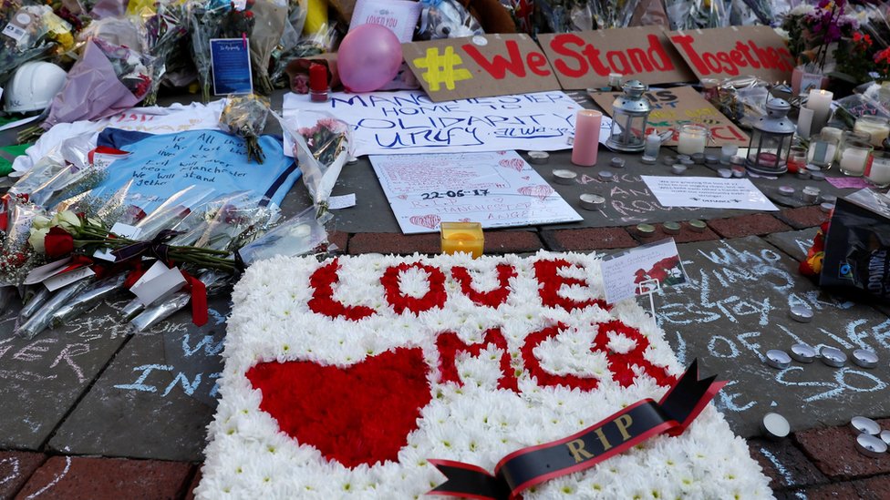 Цветы и послания соболезнования оставлены жертвам атаки на Манчестер Арена