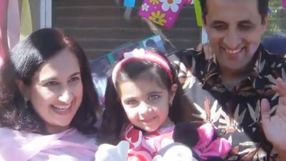 Tanvi Barman con sus padres