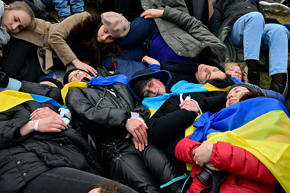 نظم النشطاء المؤيدون لأوكرانيا احتجاجًا للمطالبة بفرض حظر فوري على واردات النفط والغاز والفحم من روسيا أمام البوندستاغ (مجلس النواب بالبرلمان) في برلين ، ألمانيا ، في 6 أبريل/نيسان 2022