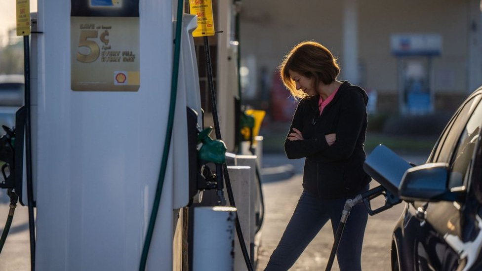 سيدة تضع الوقود في سيارتها في إحدى المحطات التابعة لشركة شل بمدينة هيوستن في ولاية تكساس في الأول من أبريل/نيسان عام