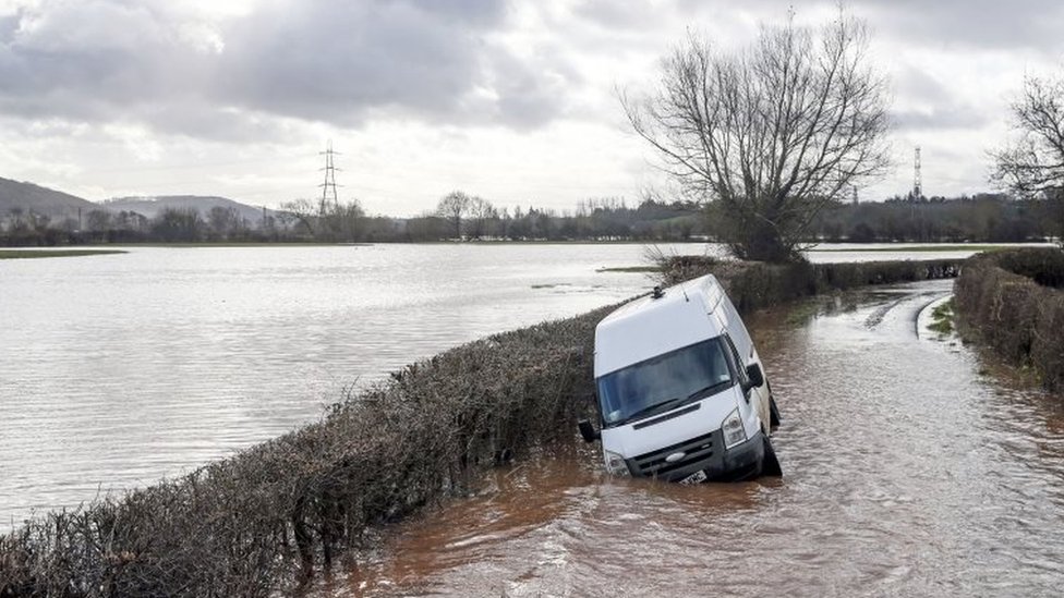 Фургон стоит в паводковой воде возле деревни Хэмптон-Бишоп недалеко от Херефорда, после того, как река Лагг вышла из берегов после шторма. Деннис