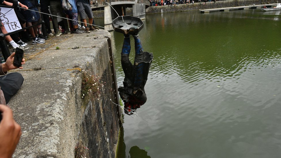 Статуя Эдварда Колстона была брошена в реку в Бристоле