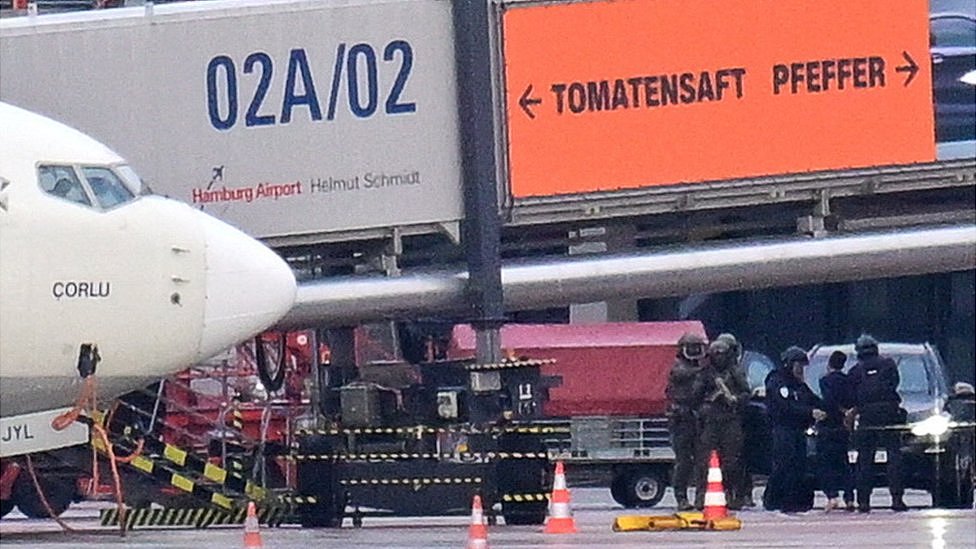 德國漢堡機場停機坪上特種部隊逮捕一名劫持幼兒男子（5/11/2023）