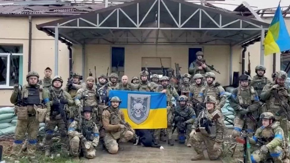 قوات أوكرانية ترفع الأعلام في قرية استعادتها من روسيا في شمال شرقي منطقة خاركيف