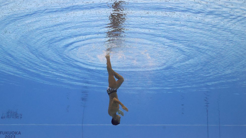 2023年7月18日，哥倫比亞隊的古斯塔沃·桑切斯·阿塞羅 (Gustavo Sanchez Acero) 在福岡海洋展覽館A館舉行的福岡2023年世界游泳錦標賽第五天參加花樣游泳男子單人自由預賽