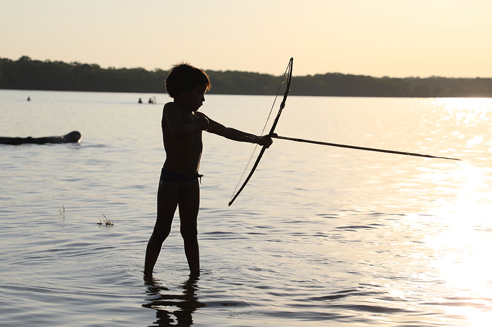 Niño pescando con arco y flecha en Matto Grosso, Brasil