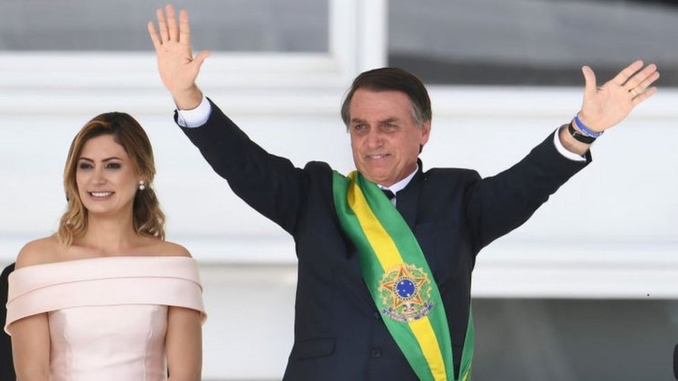Jair Bolsonaro em sua posse presidencial, ao lado da primeira-dama, Michele Bolsonaro