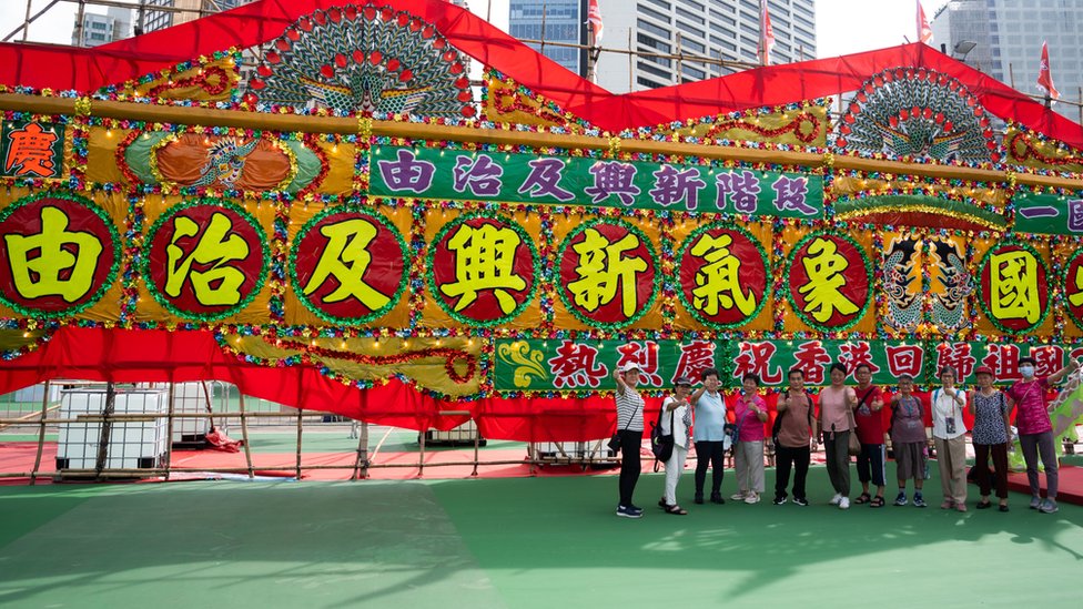 香港維多利亞公園一群老婦在「由治及興」花牌下合照（30/6/2023）
