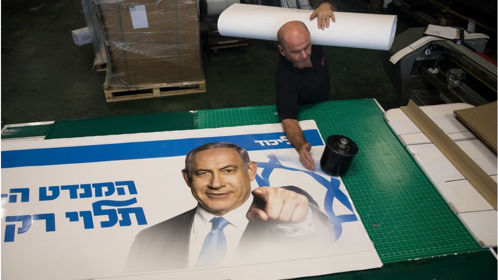 Afiche de campaÃÆÃÂ±a de Netanyahu en una imprenta.