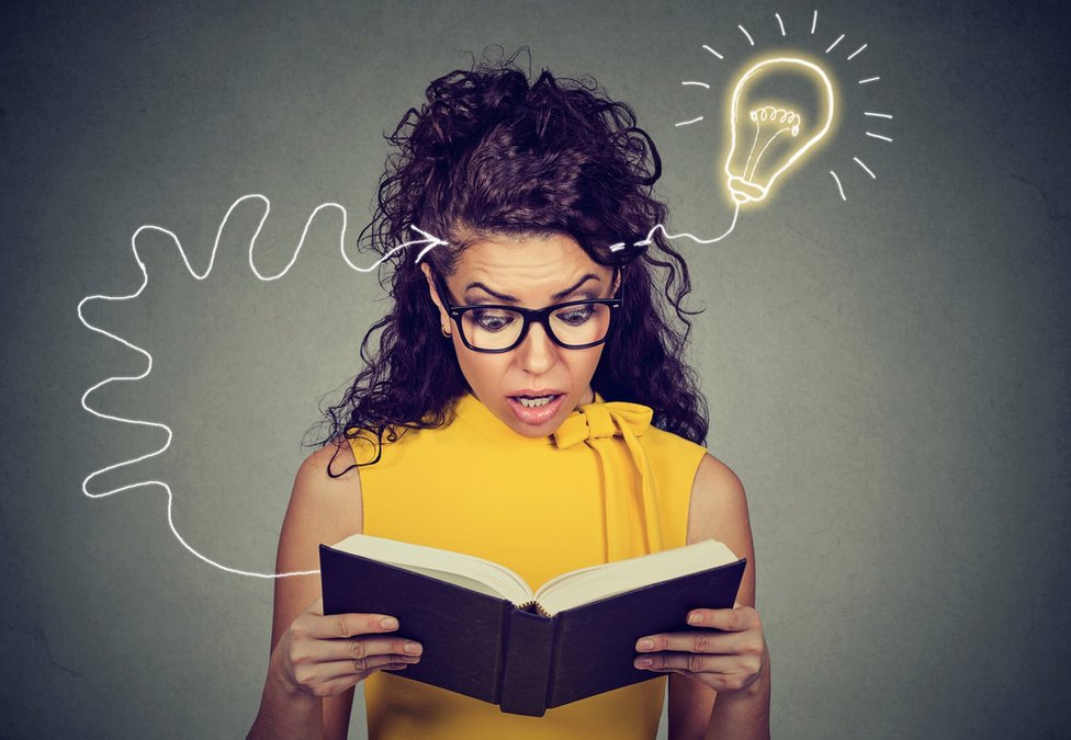 Mujer joven con libro.