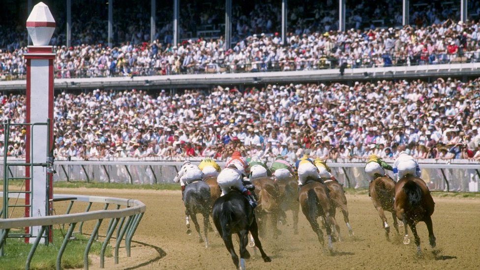 En Kentucky fue donde comenzaron las carreras de caballos en Estados Unidos girando hacia la izquierda. Imagen del Kentucky Derby