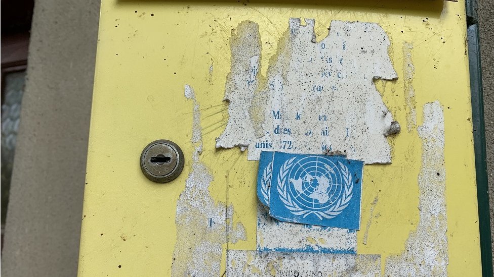 Na poštanskom sandučetu porodične kuće Brkića u Đunisu stoji znak UN-a