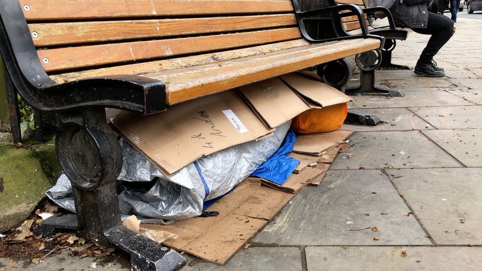 Бездомный под скамейкой