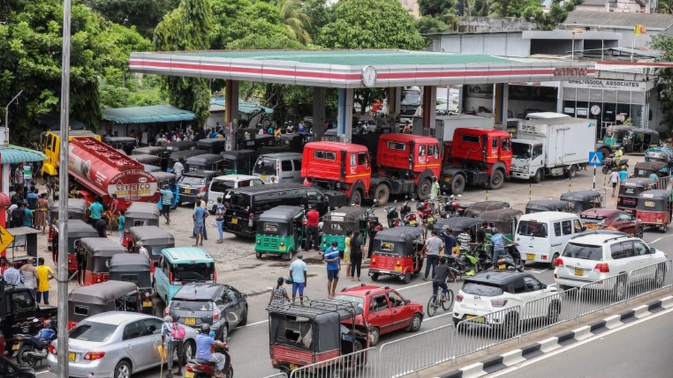 Colombo'da benzin istasyonunda araç kuyruğu