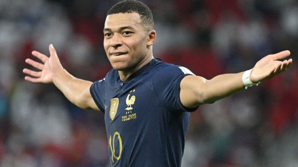 Kylian Mbappe durante lance em jogo na Copa 2022