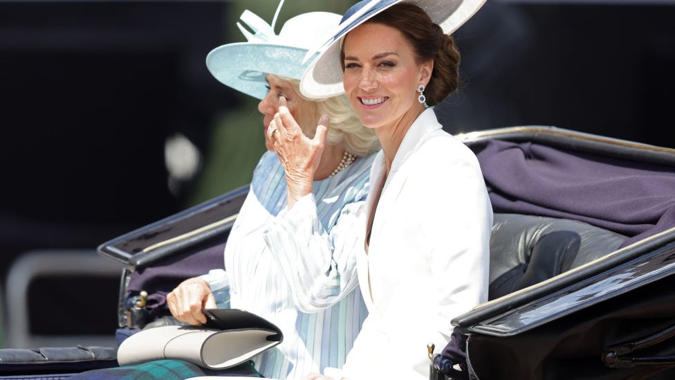 Camila, duquesa de Cornualles, y Kate, duquesa de Cambridge, viajan en un carruaje durante el desfile.