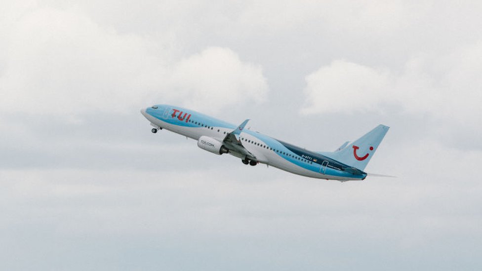 Al menos 16 pasajeros de uno vuelo de Grecia a Gales dieron positivo por coronavirus.