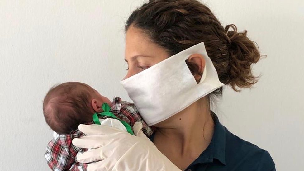 Sara Barrías y su hija recién nacida.