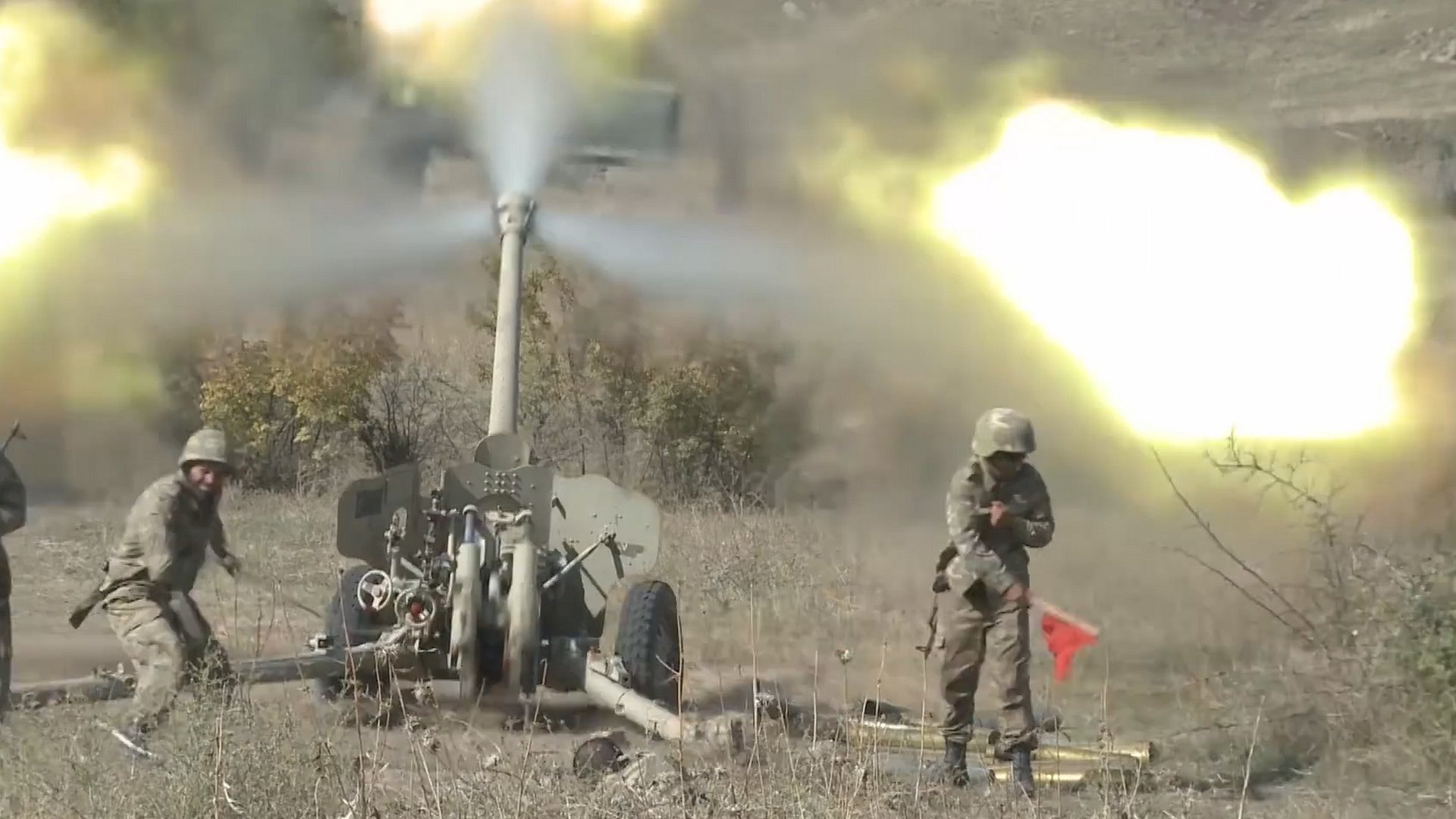 阿塞拜疆部隊在納戈爾諾—卡拉巴赫地區向當地部隊發炮（阿塞拜疆國防部視頻截屏20/10/2020）