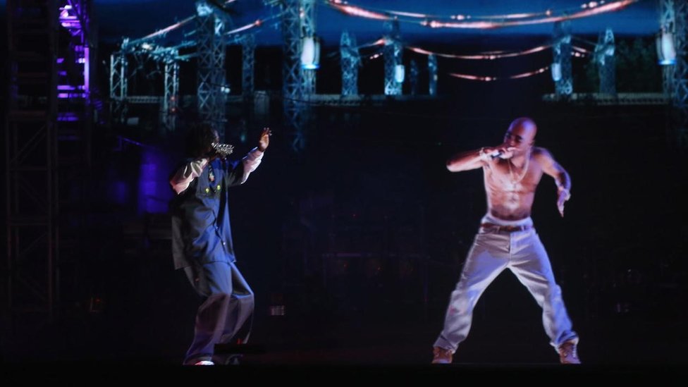 Un holograma del rapero Tupac Shakur (derecha) con Snoop Dogg en 2012.