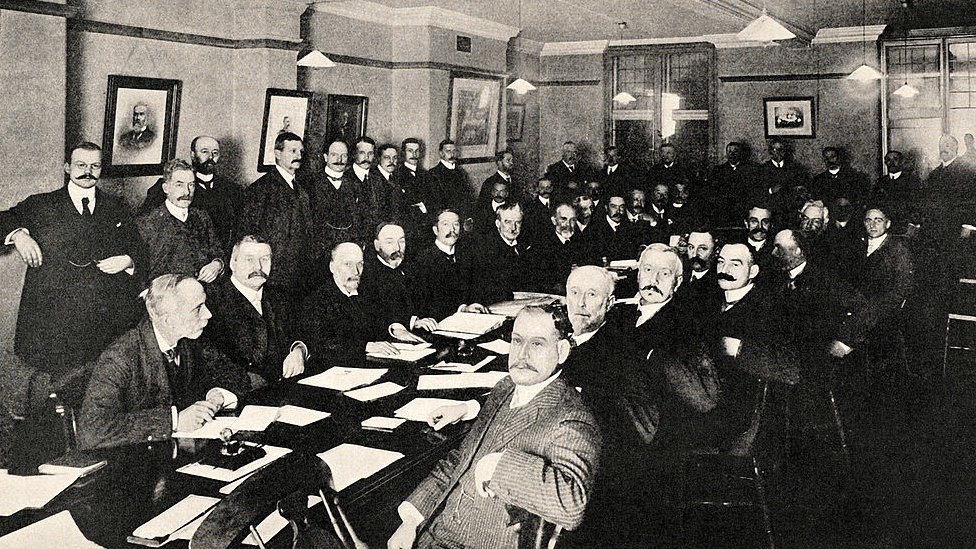 Poco internacional pero muy numerosa: la International Football Association Board reunida en 1906. la International Football Association Board reunida en 1906
