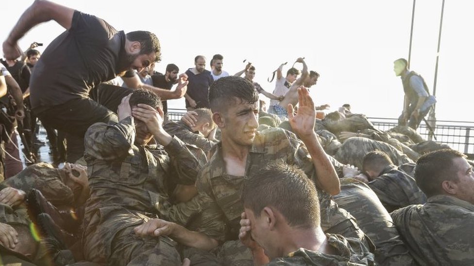 Pasukan Turki yang terlibat dalam usaha kudeta bulan Juli 2016, menyerahkan diri.