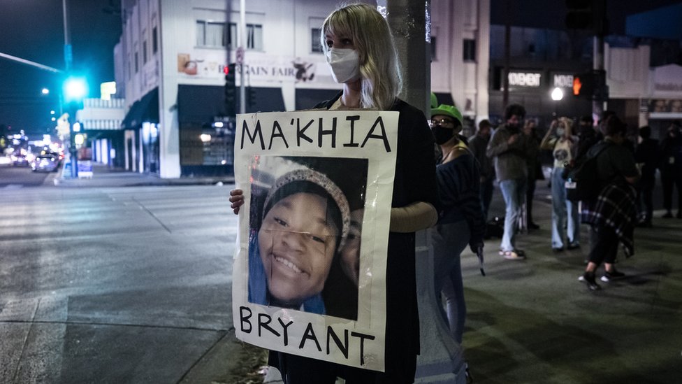 Una mujer con un cartel en recuerdo a Ma'Khia Bryant, joven de 16 años baleada en Ohio