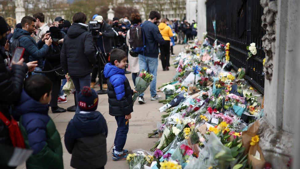Personas dejan flores y recuerdos a las puertas del Palacio de Buckingham
